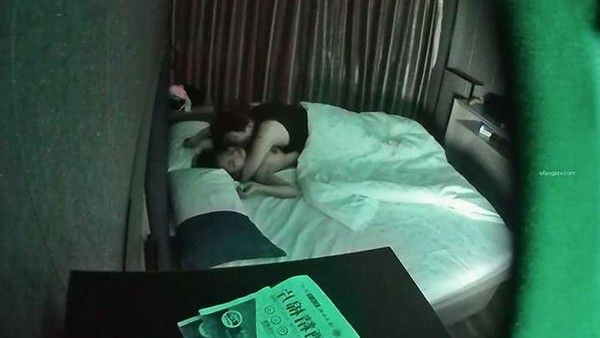 情侣开房男.的做累了女的意犹未尽偷偷自慰