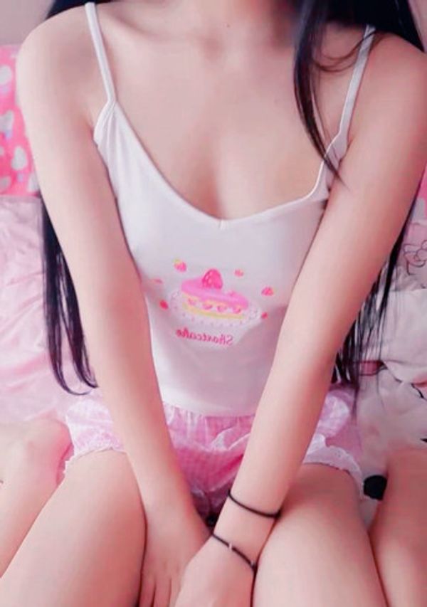 双马尾萝莉萌白酱草莓内内抠逼漏缝