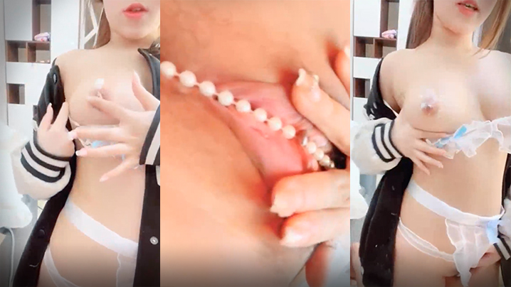 【清純活力美少女】全身粉嫩揉捏美乳，珍珠內褲磨蹭小穴，雙指摳入嬌喘呻吟，翹起美臀扭動極其誘惑。}