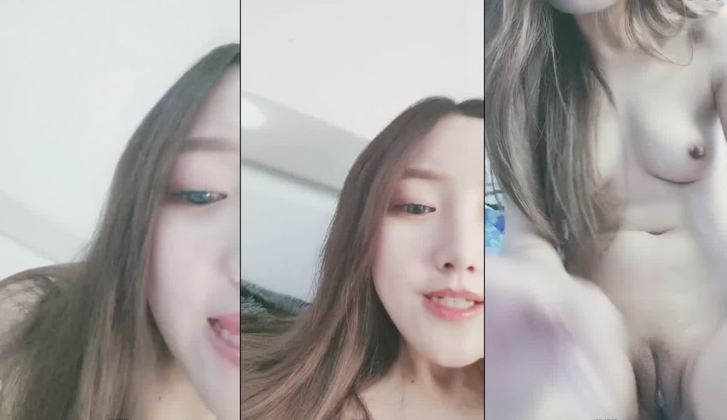 颜值身材一流美御姐！性感睡衣！先自慰再操逼，抬起双腿水晶假屌爆插，主动骑乘位猛坐操翻