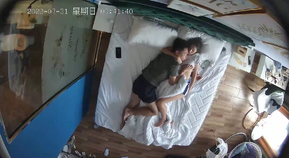 最新偷拍酒店安防摄像头偷拍 两对情侣开房体贴好丈夫给媳妇刮逼毛