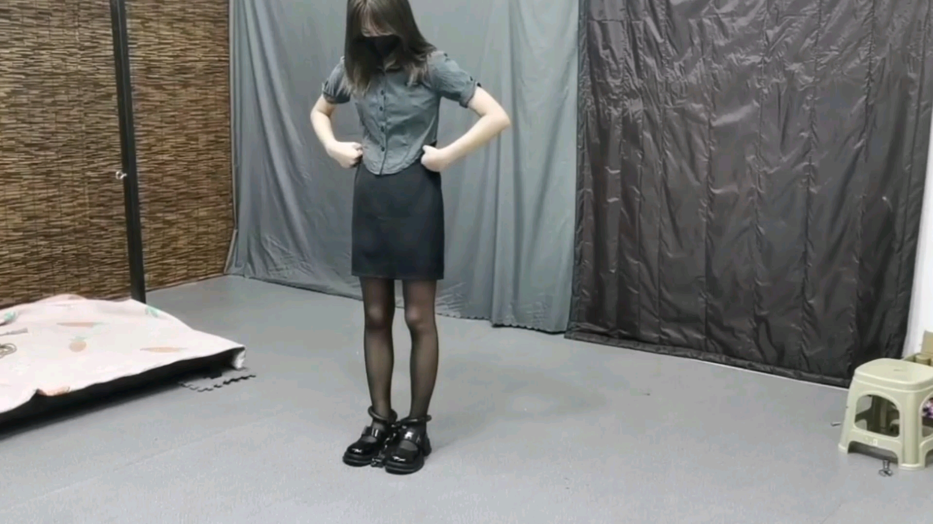 黑丝美少女的重镣体验