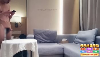 妖艳长靴少女，旗袍黑丝在沙发抠穴各种输出