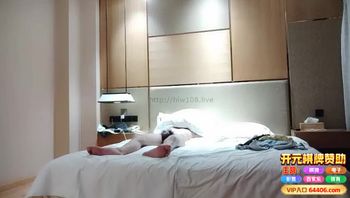 巨乳肥臀少妇，被操得肚子痛只能口爆