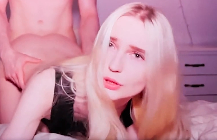 【独家更新】被她的室友的男朋友操了