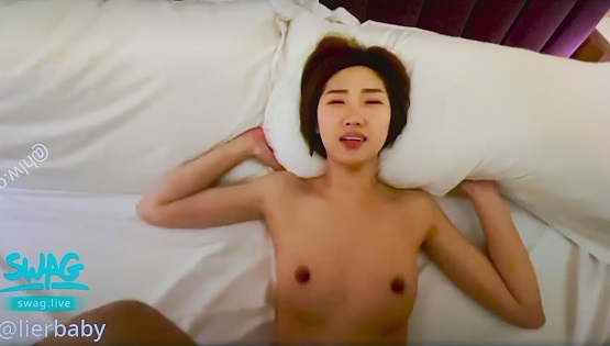 过年趁姊姊不在家里,偷吃可口的熟睡姐夫